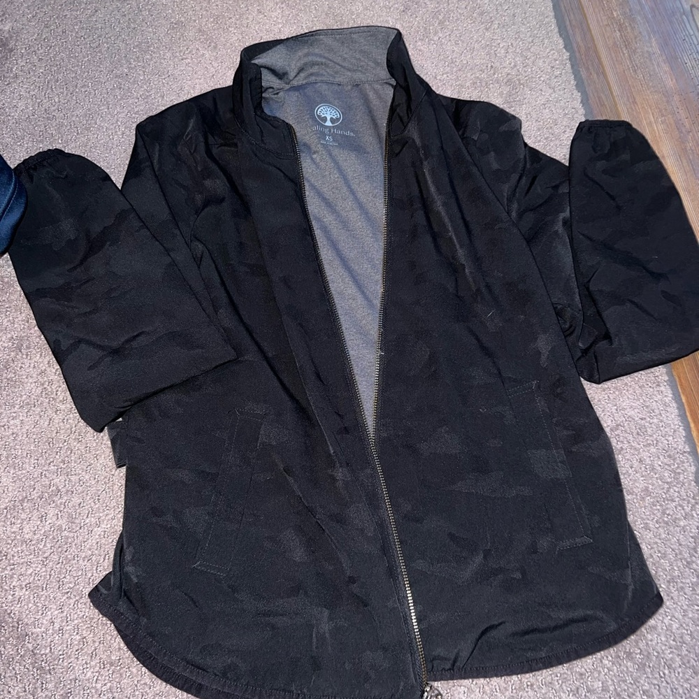 Healing hands women’s zip front Destini camo scrub jacket. Size XS